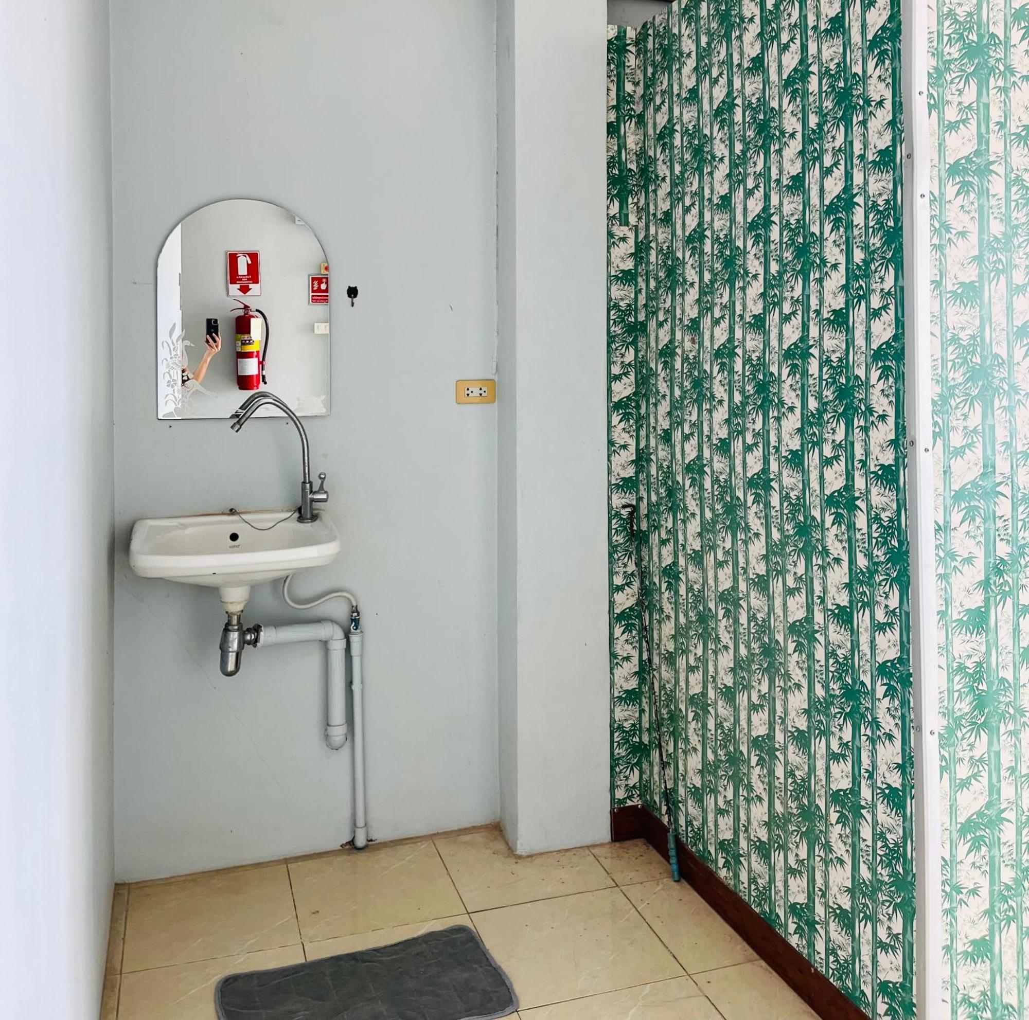 Patone Hostel Ayutthaya Eksteriør bilde